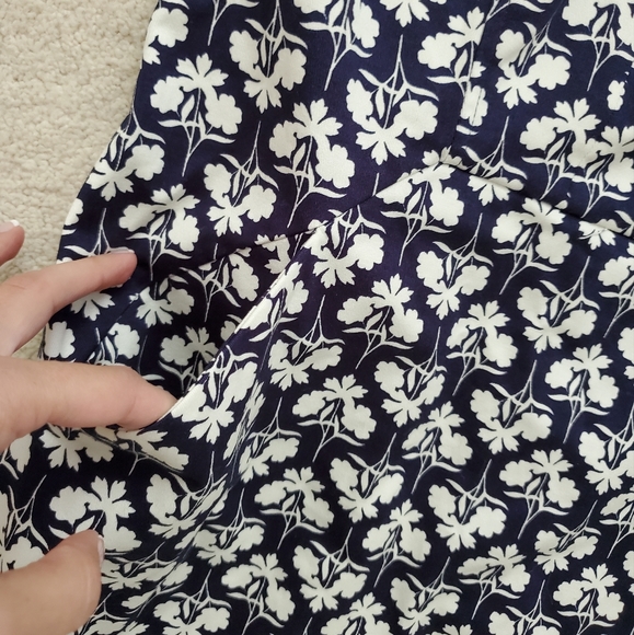 NWT Boden Navy and White Floral V-neck Pocket Dress sz2 - Picture 9 of 16